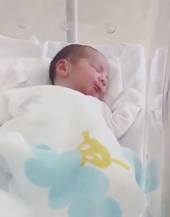 Prima imagine cu Bogdănel, bebelușul Oanei Matache. “Nu prea i-am auzit gurița!”