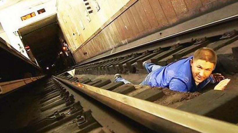 Mare atenţie! Cum să scapi cu viaţă în cazul în care ajungi pe şinele de metrou! Este foarte important să respectaţi aceste reguli
