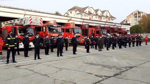 Emoționant! Moment de reculegere pentru un pompier de 46 de ani, mort de COVID-19 la Vâlcea. VIDEO