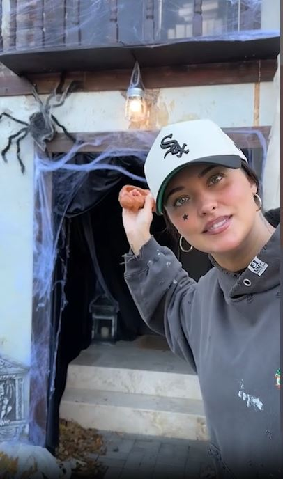 Antonia este pregătită de Halloween