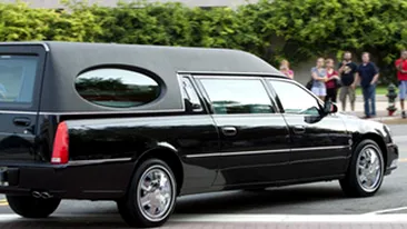 S-a urcat beat la volanul dricului in care se afla si mortul!