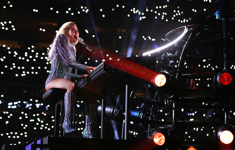 Celebra LADY GAGA a făcut un show de senzaţie la „Super Bowl“! Cântăreaţa a fost minute bune suspendată în aer doar de câteva corzi