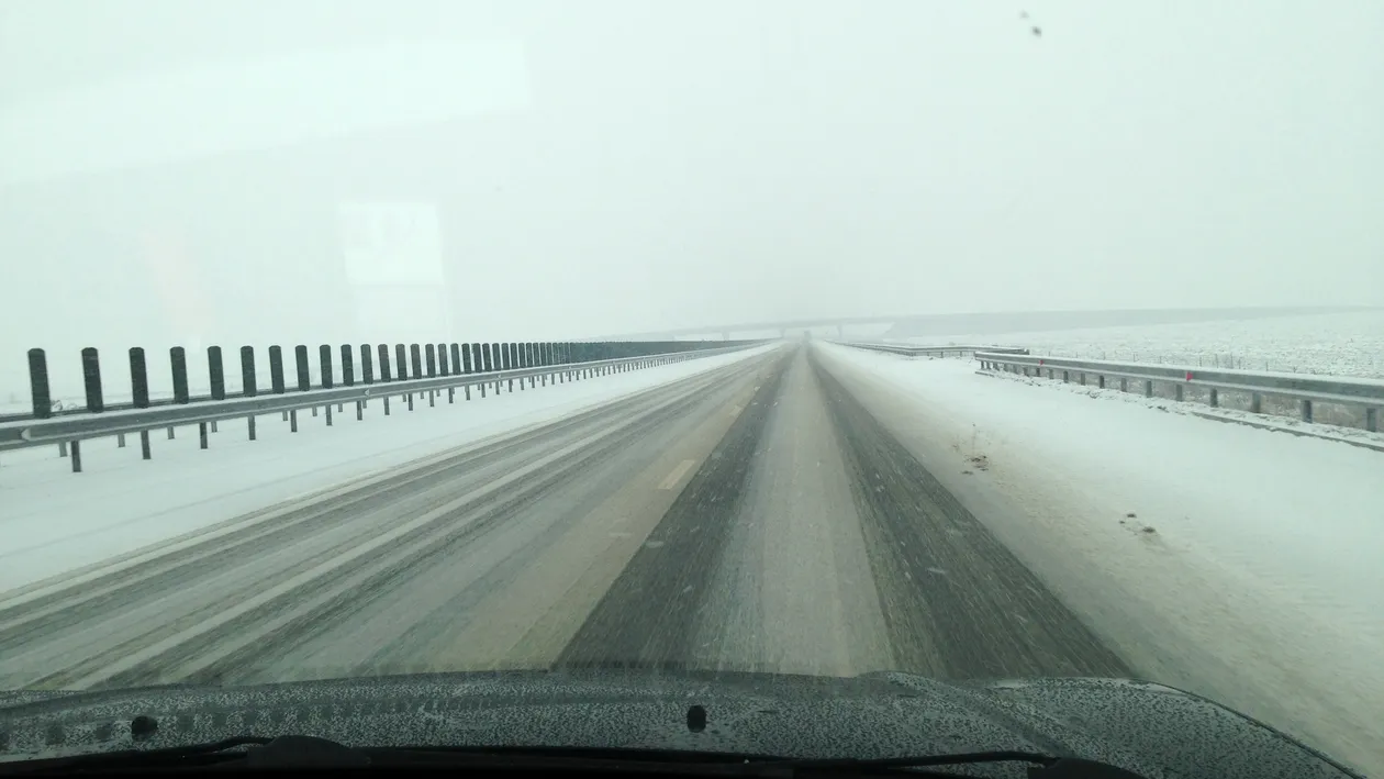 Iar ne-a prins iarna nepregătiţi! Vezi imagini incredibile cu situaţia traficului pe cea mai nouă autostradă din România!