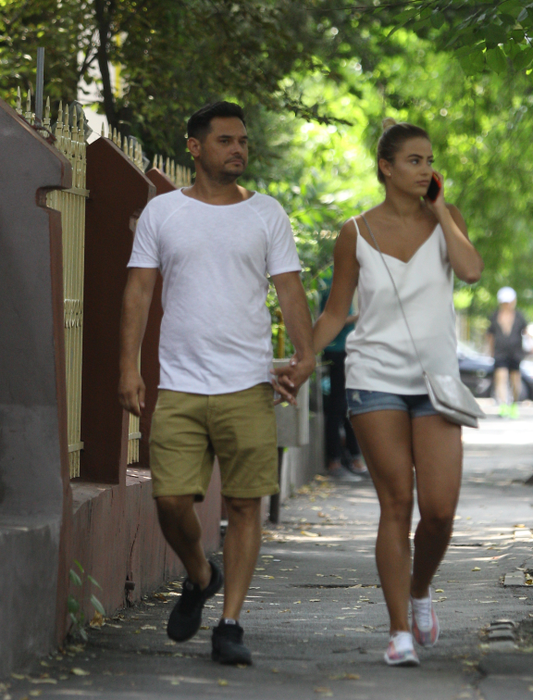 Mihai Rait şi soţia lui se plimbă de mână pe stradă, ca doi adolescenţi