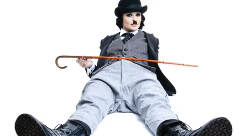 Andreea Marin Banica cu mustata si baston! Zana s-a transformat in Charlie Chaplin!
