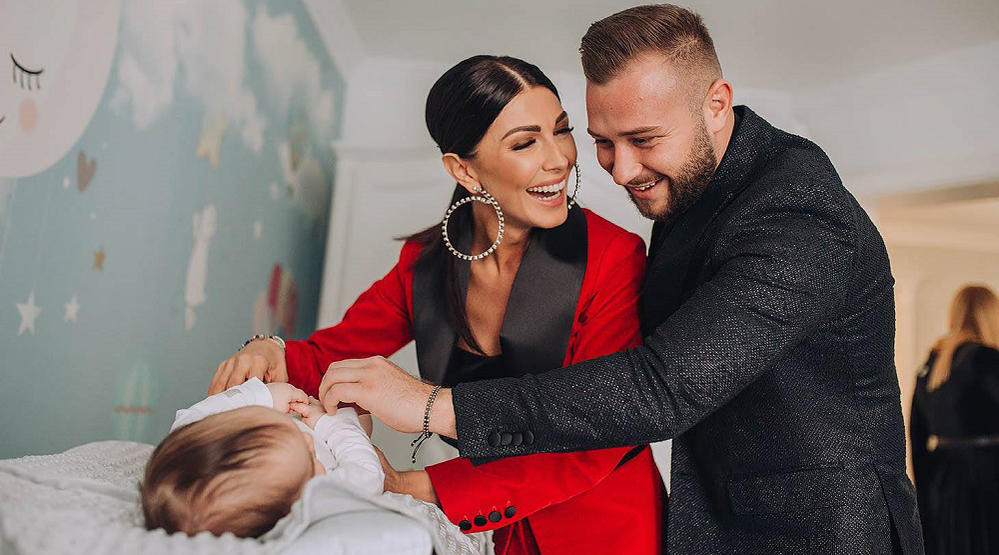 Ilinca Vandici și Andrei Neacșu, alături de copilul lor