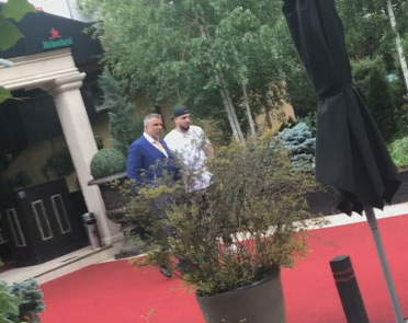Cosmin Olăroiu a coborât la costum din Rolls și a dat bacșiș 50 €!