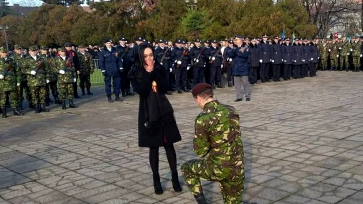 Cel mai emoţionant moment! Un militar şi-a cerut iubita de nevastă, la parada de 1 Decembrie