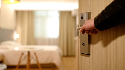 Un turist a închiriat prin Airbnb o cameră în Londra care era, de fapt, o toaletă cu pat! Țeapa anului: „Îți mulțumim că ne-ai contactat”