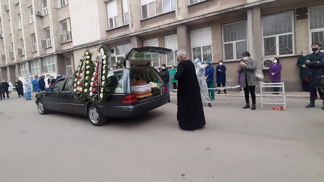 Un preot a oficiat un scurt serviciu religios înainte de plecarea spre cimitir