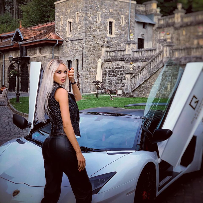 Cum s-a fotografiat Bianca Drăgușanu la birou. Imagini interzise cardiacilor