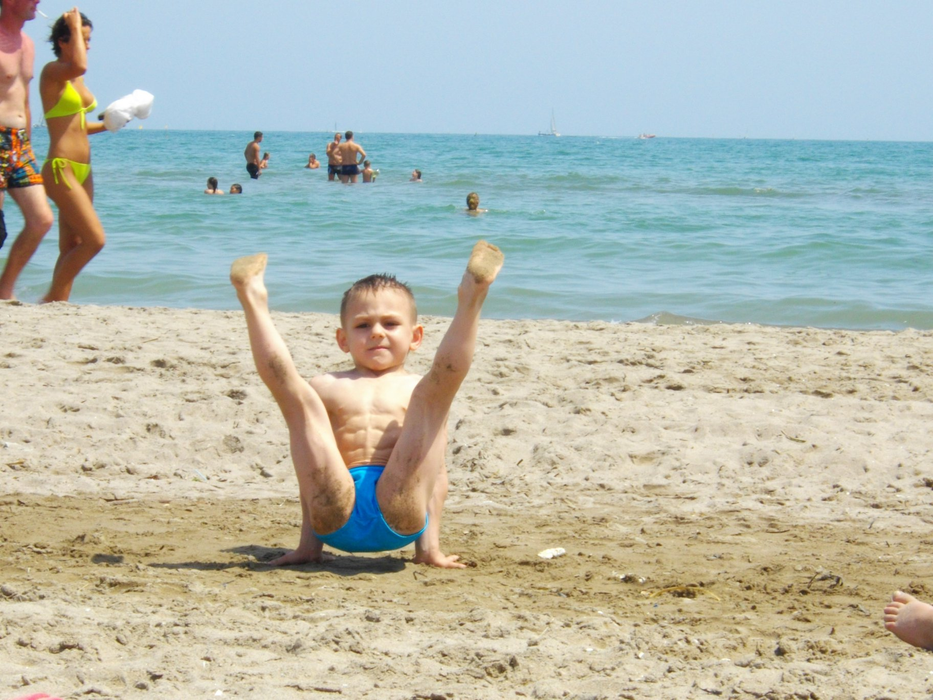 Giuliano, în mâini, la mare