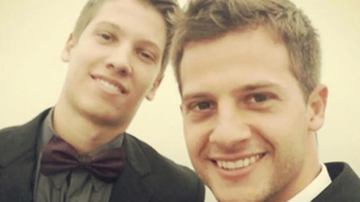 VIDEO A crezut ca merge la film, dar a primit cea mai romantica surpriza din partea iubitului! Doi finalisti de la Vocea Romaniei i-au cantat in sala de cinema celei mai frumoase fete din Bucuresti!