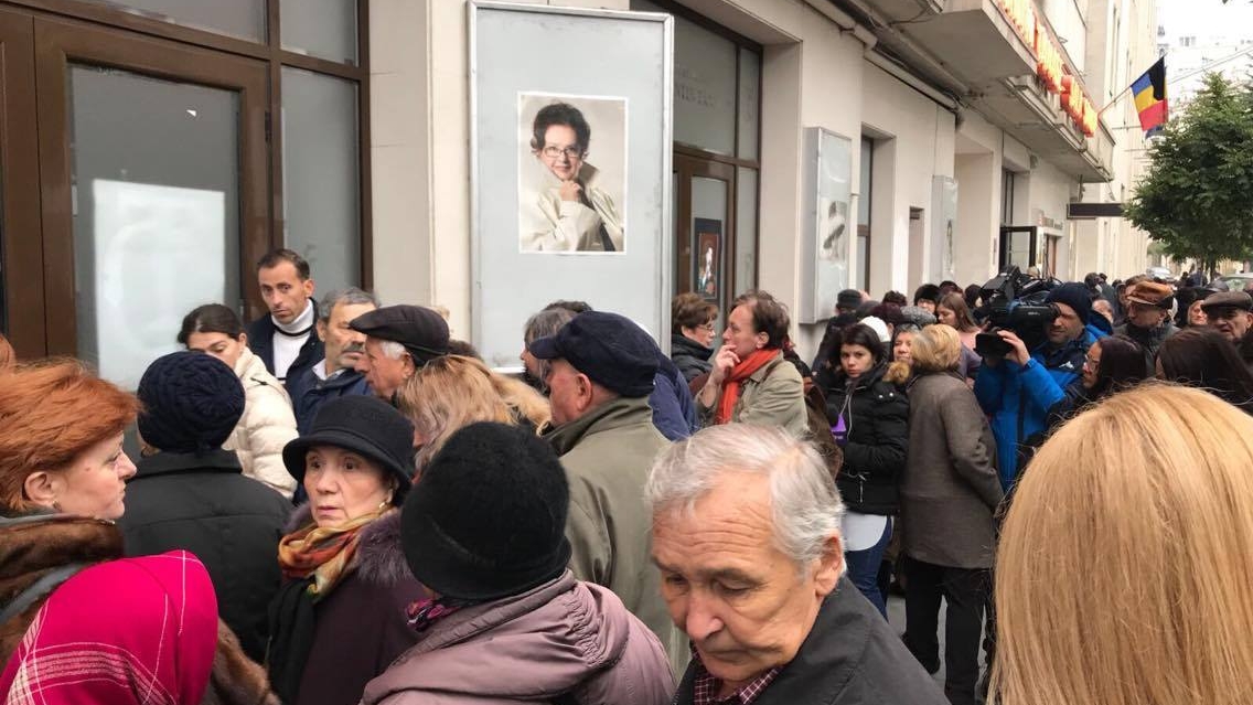 Colegii şi prietenii au venit să-şi ia rămas bun de la Stela Popescu! CANCAN.ro transmite imagini live de la priveghi