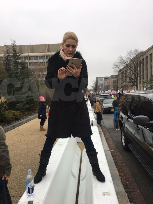 Imagini exclusive de la investirea presedintelui SUA! Cum s-a imbracat vedeta Antenei 1 la party-ul dat de Trump