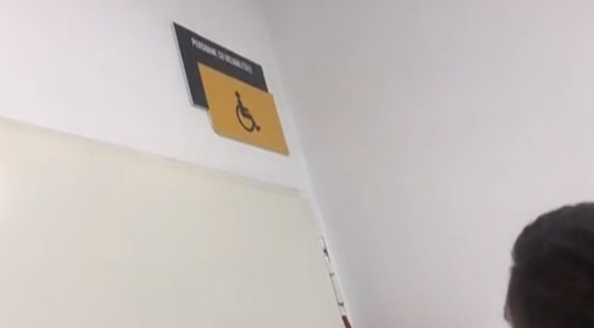 O turistă din America a rămas blocată aproape o oră în toaleta unui mall din Ploiești