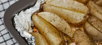 Nu mai păstra aceste alimente în folie de aluminiu! Greșeala pe care o fac mulți români