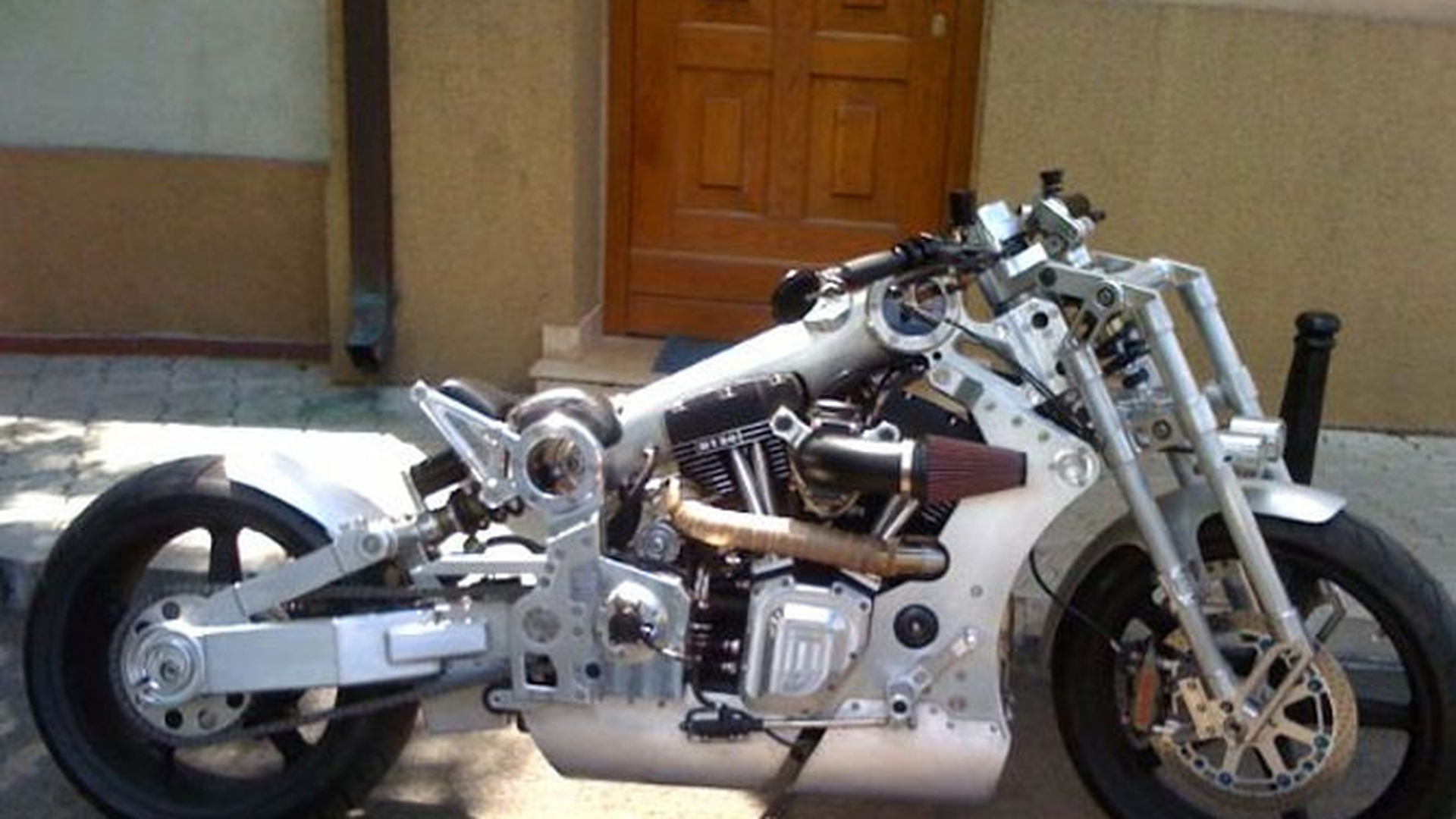 Extravagante de milionar! Costelus Casuneanu si-a cumparat un motor de 110.000 de euro