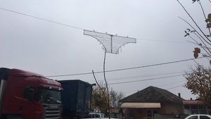 Decoraţiuni de iarnă în formă de chiloţi, la Filiaşi. Locuitorii fac haz, primarul zice că sunt cârcotaşi