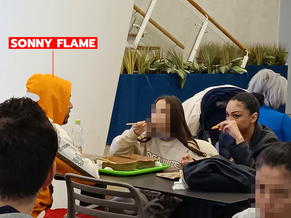 Sonny Flame, la mall alături de soție și fetiță