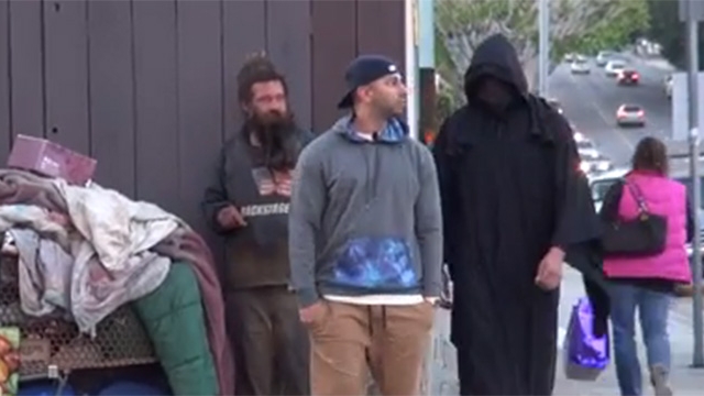VIDEO Farsa care a facut inconjurul Planetei! Cum reactioneaza oamenii cand Moartea apare pe strada si face asta