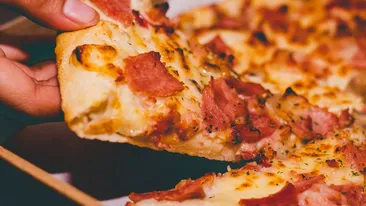 O femeie și-a filmat soțul în timp ce mânca o pizza. Ce obicei bizar avea, de fapt, bărbatul