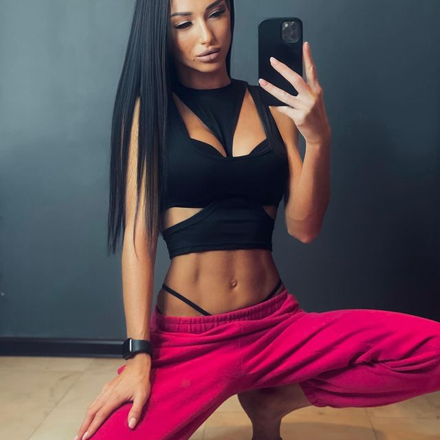 Pe contul ei de Instagram, bruneta are peste 10.000 de urmăritori