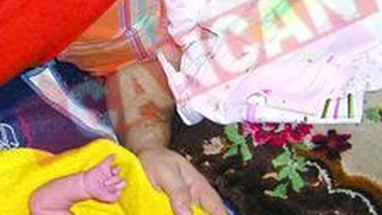 Barbatii schimba scutecele, iar femeile merg la serviciu