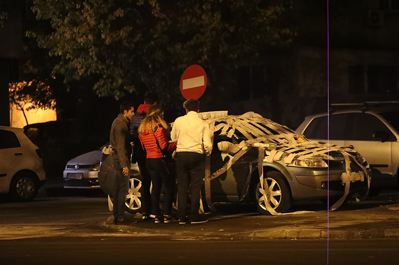 Mașina a fost împachetată în hârtie igienică