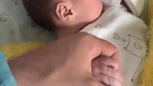 Gabriela Cristea are nevoie de ajutorul medicilor după naşterea fetiţei sale. Are dureri şi...