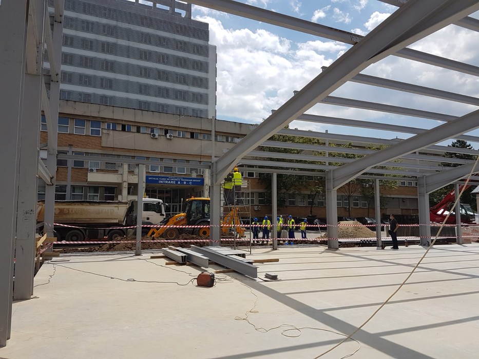 Primarul Sectorului 4, Daniel Băluță, și secretarul de stat Raed Arafat, pe șantierul celei mai moderne Unități de Primiri Urgențe din România, construită în curtea Spitalului ”Bagdasar-Arseni” din București
