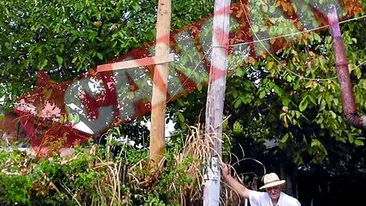 Stalpii de electricitate stau sa le cada pe case