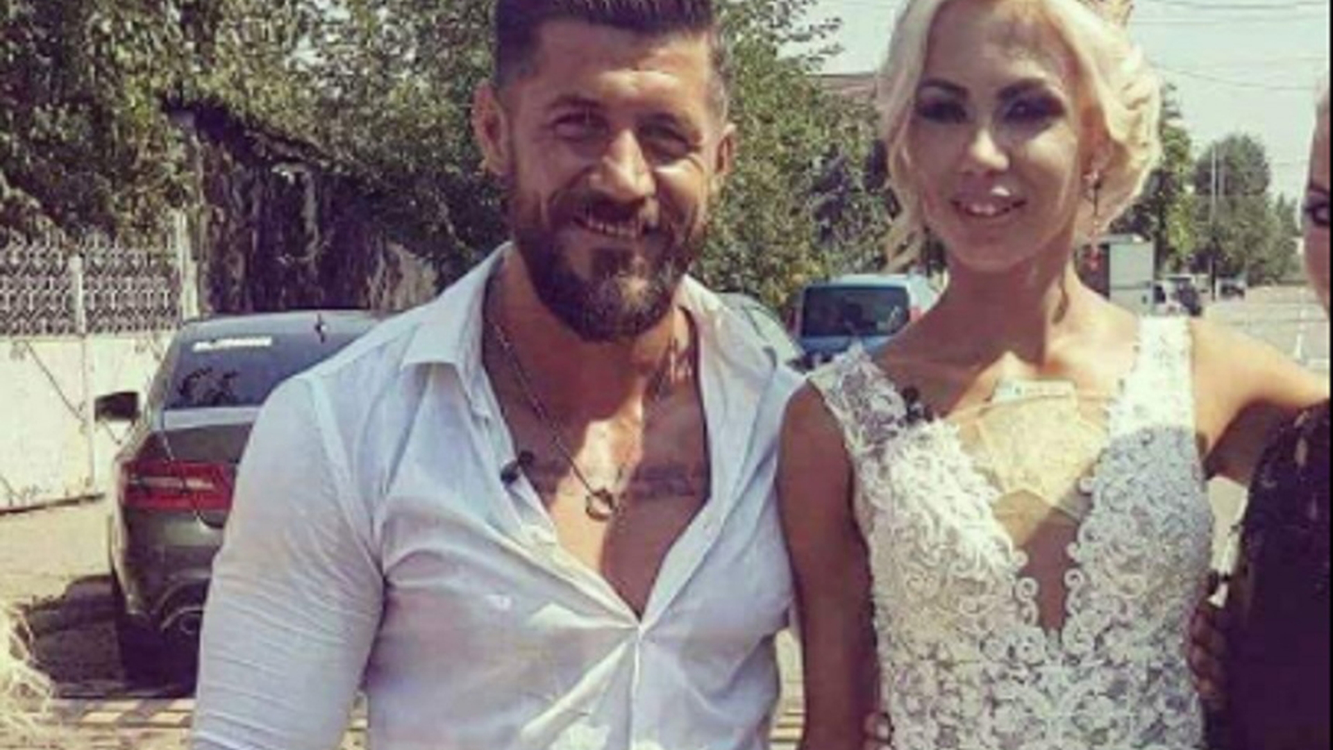 Doi foşti concurenţi de la "Mireasă pentru fiul meu" s-au căsătorit! Ce reacţii au avut fanii când au văzut mireasa cu bani la sutien