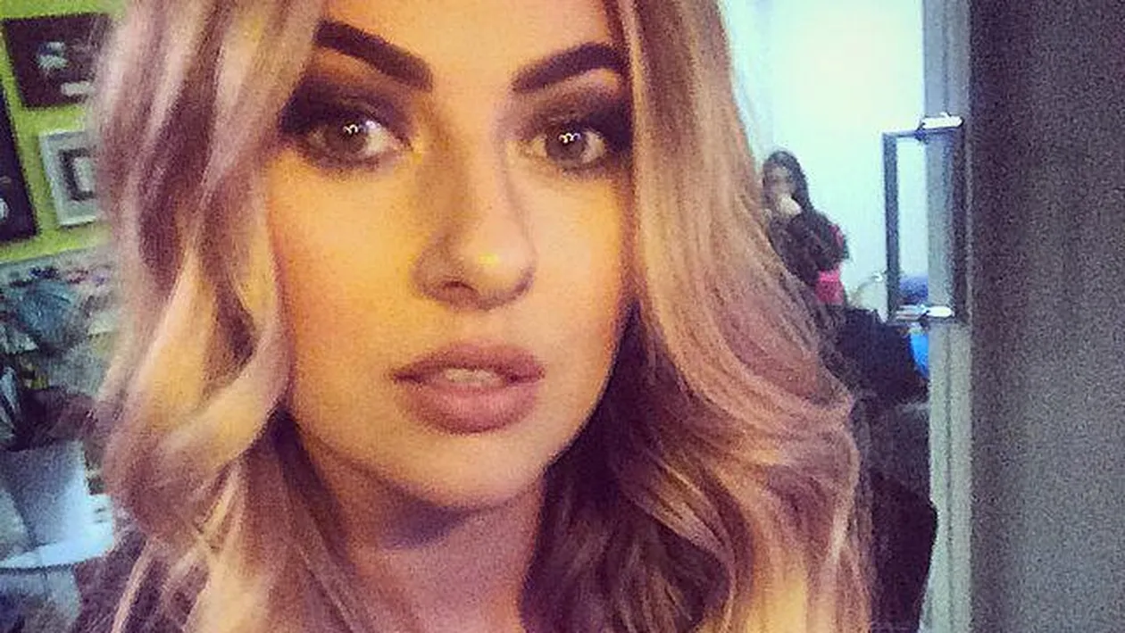 Lidia Buble, cu lenjeria intima la vedere, intr-o emisiune TV