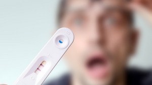 Nimeni nu ar fi crezut asa ceva! O tipa face bani din teste de sarcina gata folosite!