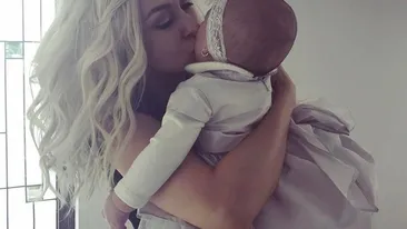 Fetiţa Andreei Bălan a început să meargă de-a buşilea: ”Piciorusele mici care fac urme imense in inimile noatre!”