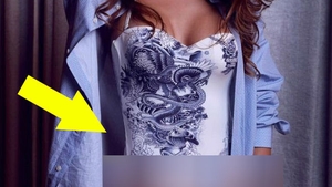 S-a fotografiat într-un costum de baie alb şi a postat imaginea fără să observe un detaliu jenant! Ce se vede în fotografia RAMONEI GABOR
