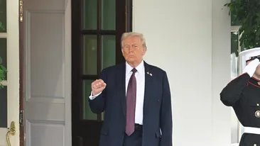 Fake-ul anului, distribuit de Donald Trump! Cum s-a lăudat că a schimbat pase în Biroul Oval cu fotbalistul Cristiano Ronaldo