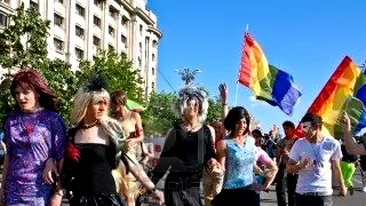 A inceput Marsul Diversitatii in Capitala, participantii sunt imbracati in rochii de seara cu pene