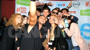 Ipostaze neobişnuite în care se află vedetele. I-am fotografiat când îşi făceau selfie!
