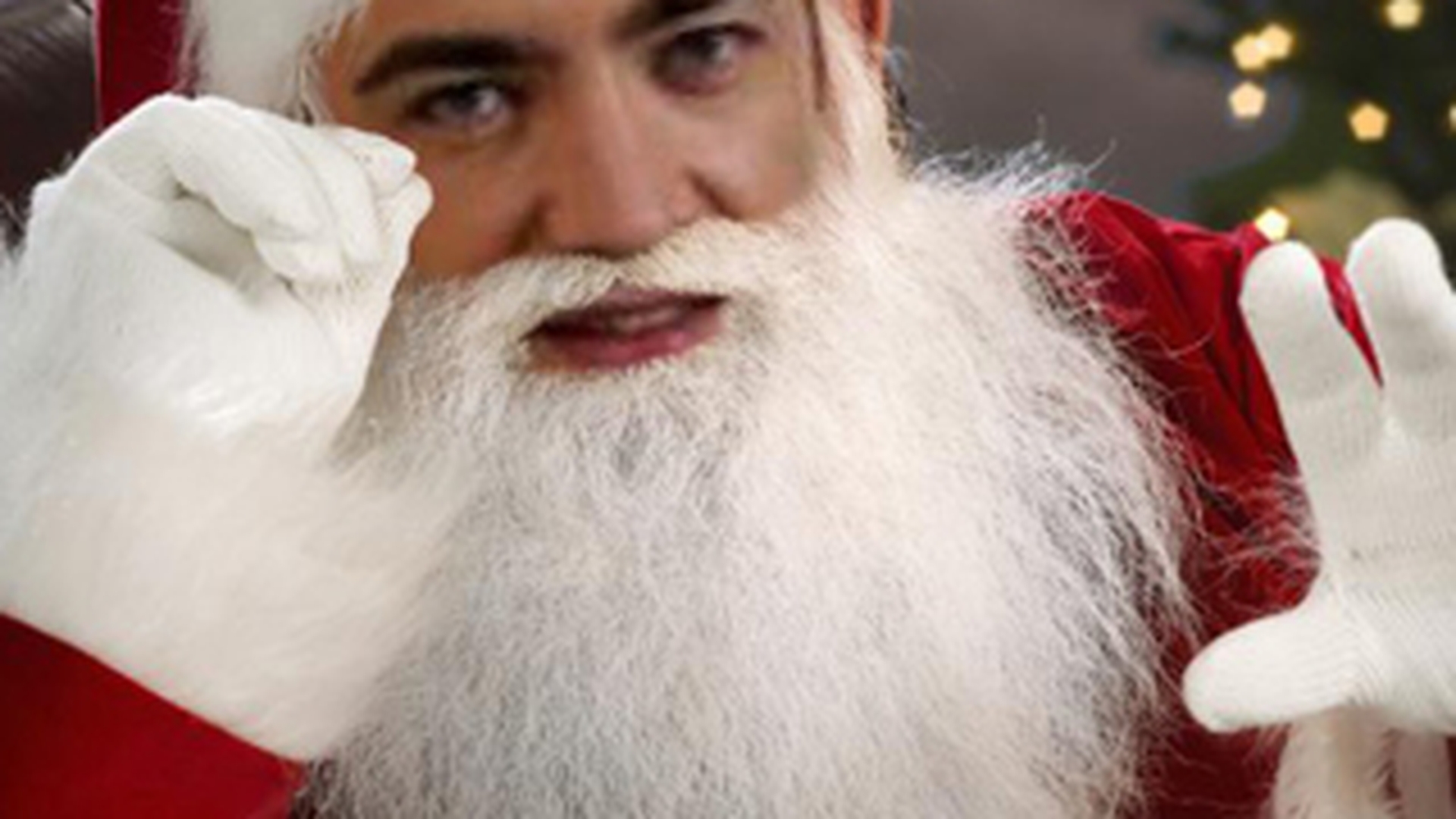 Mosule, ce tanar esti! Vezi cine este persoana costumata in Mos Craciun!