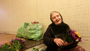 Ce se intampla ACUM cu batrana profesoara care vinde flori la metrou pentru a-si salva fiica bolnava de cancer!