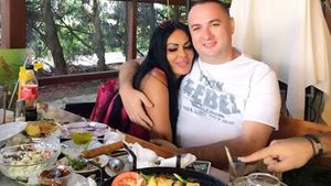 LEO DE LA STREHAIA şi-a scos "tunata" la plimbare! DANA CRIMINALA a făcut furori într-o pereche de bikini minusculi