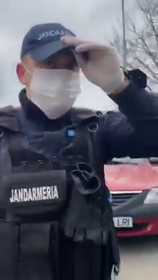 Scandal în plină stradă între un cetățean și jandarmi. “O să fie război! Ieșim cu topoarele pe stradă!” De unde a pornit conflictul