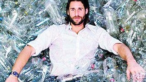 Face o insula din gunoaie reciclate