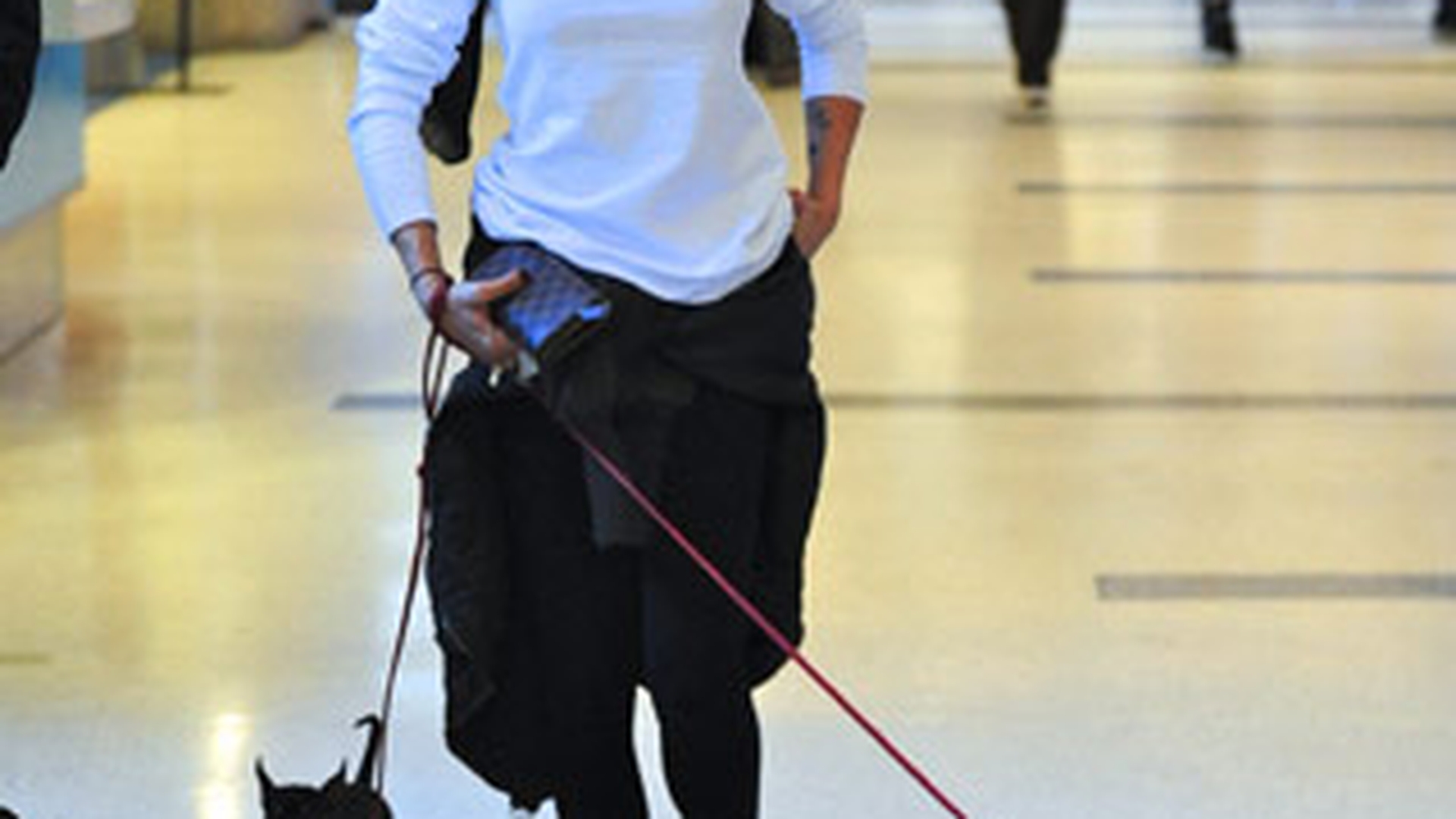 Elisabetta Canalis, fosta iubita a lui George Clooney, alergata de catei pe aeroport. Afla aici din ce cauza!