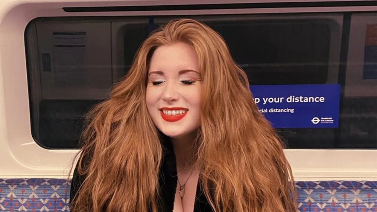 Tânăra din imagine a fost părăsită de iubitul ei din cauza costumului de Halloween. Cum s-a îmbrăcat