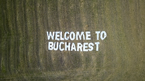 Turiștii care aterizau la Cluj au văzut mesajul ”Welcome to Bucharest”! E gluma de la UNTOLD devenită virală!
