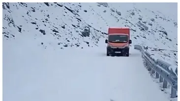 Zăpadă de 40 de cm în România! Accesul a fost limitat, drumarii muncesc de zor cu utilajele de deszăpezire