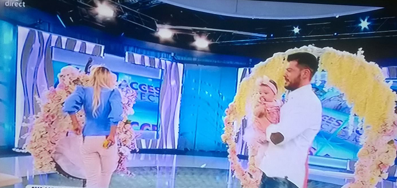 Bianca Drăguşanu, prima apariţie în direct după botezul Sofiei! Vedeta a venit la TV cu fetiţa ei şi cu Victor Slav